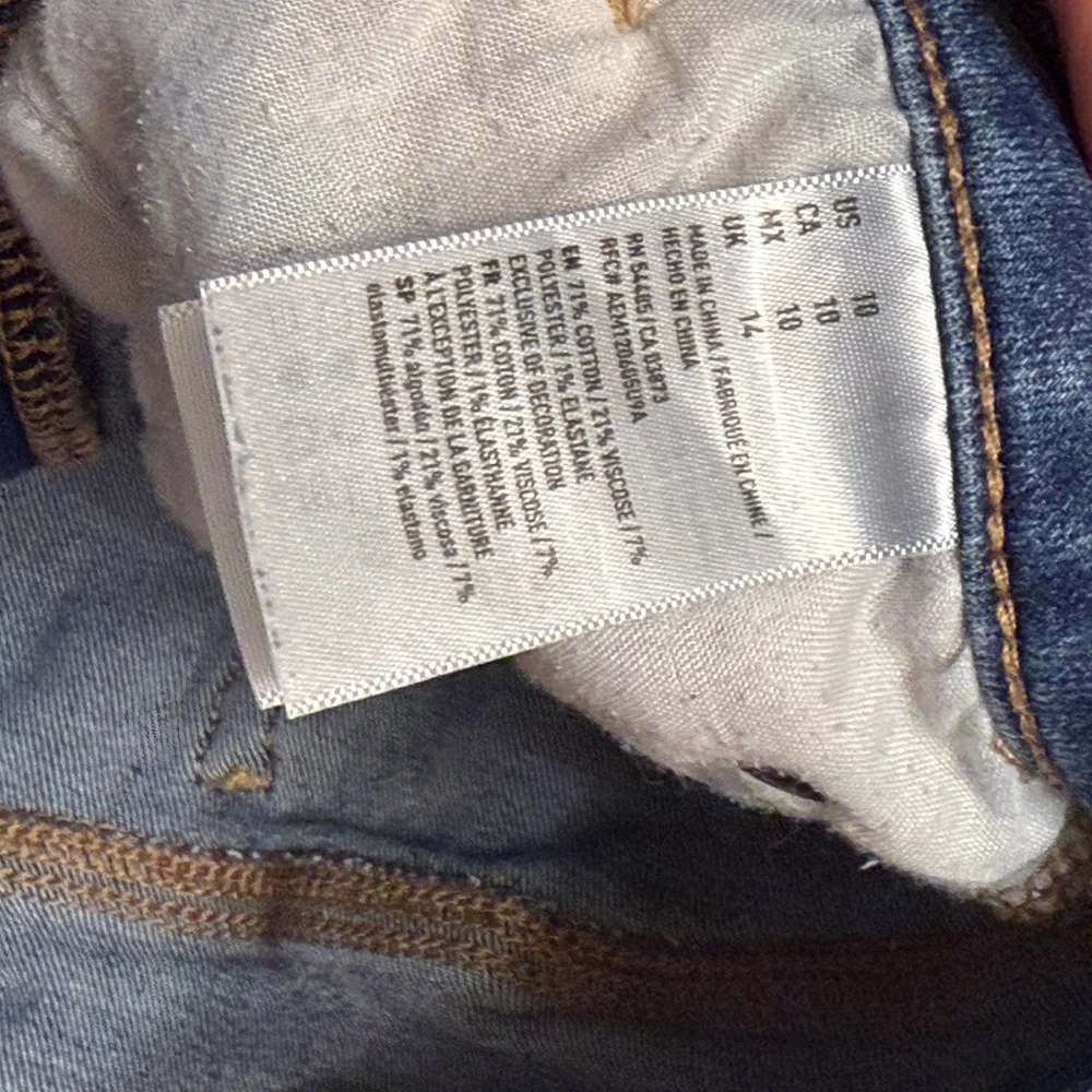 American Eagle Hi Rise Shortie Distressed Denim Shorts Size 10 Raw Hem